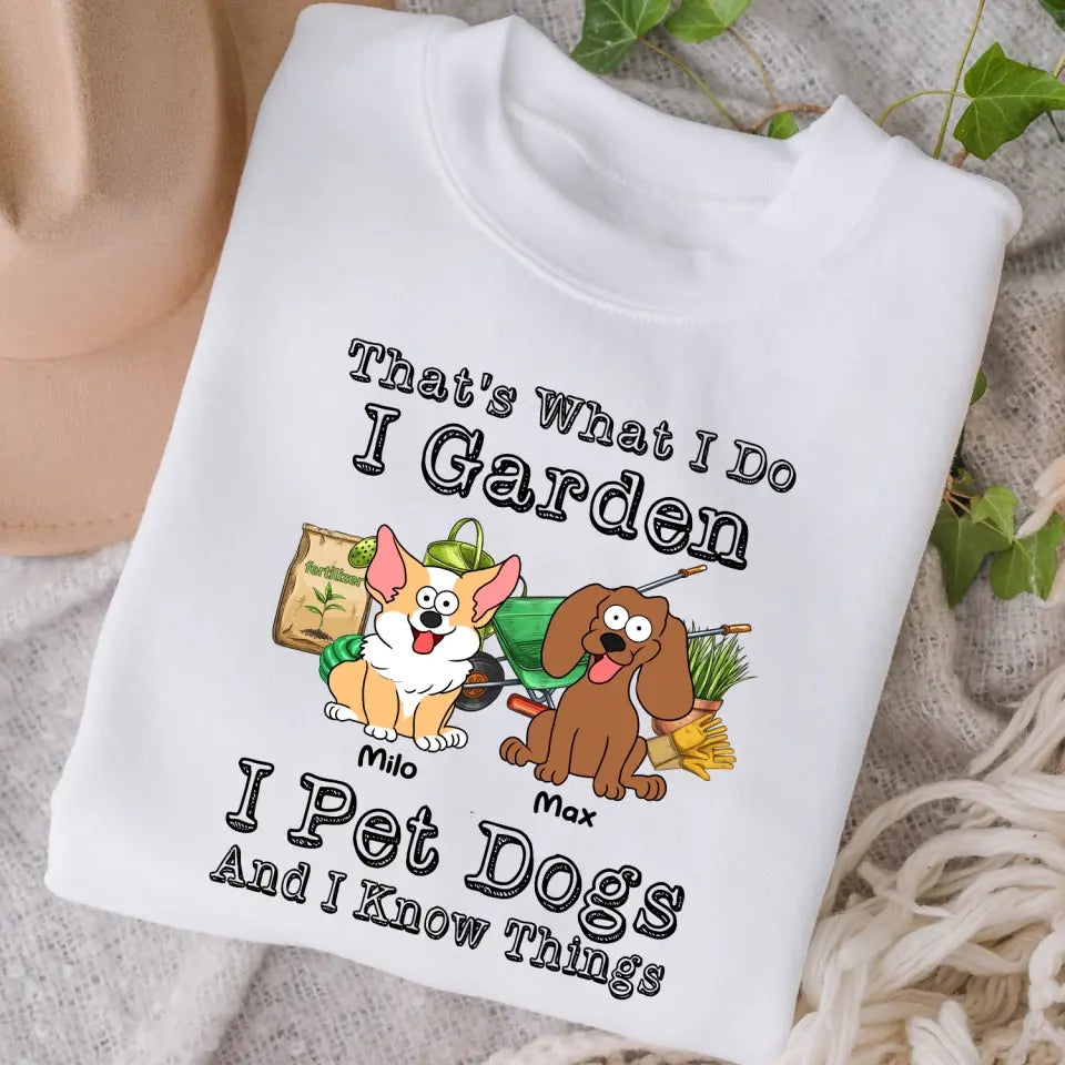 That’s What I Do I Garden I Pet Dogs And I Know Things - Personalized T-Shirt