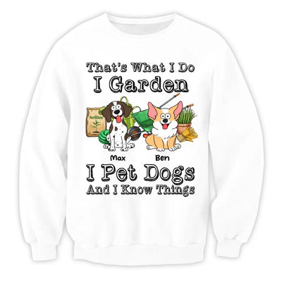 That’s What I Do I Garden I Pet Dogs And I Know Things - Personalized T-Shirt